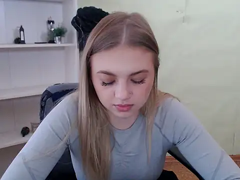 Snapshot of CrazyGloria chatting on March 2025 06:01:01 AM CrazyGloria online show from March 2025 06:01:01 AM