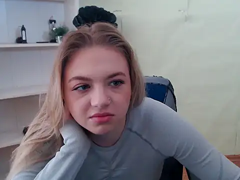 Snapshot of CrazyGloria chatting on March 2025 06:08:01 AM CrazyGloria online show from March 2025 06:08:01 AM