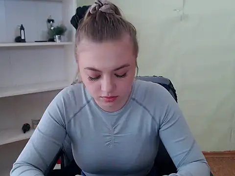 Snapshot of CrazyGloria chatting on March 2025 09:14:02 AM CrazyGloria online show from March 2025 09:14:02 AM