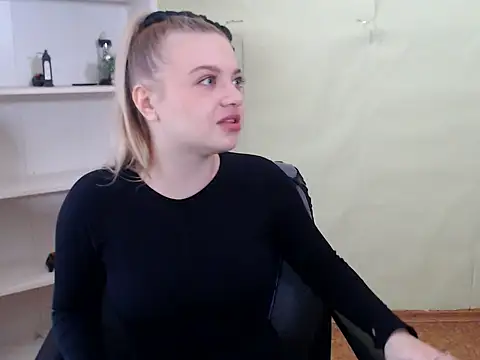 Snapshot of CrazyGloria chatting on March 2025 06:06:02 AM CrazyGloria online show from March 2025 06:06:02 AM