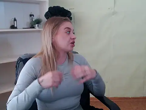 Snapshot of CrazyGloria chatting on March 2025 09:15:02 AM CrazyGloria online show from March 2025 09:15:02 AM