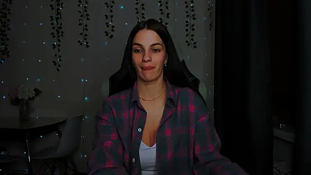 Snapshot of KarlaSim chatting on January 2025 10:56:01 PM KarlaSim online show from January 2025 10:56:01 PM