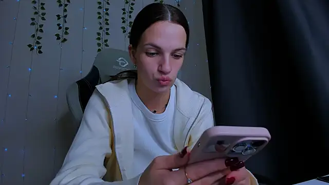 Snapshot of KarlaSim chatting on October 2025 02:41:01 PM KarlaSim online show from October 2025 02:41:01 PM