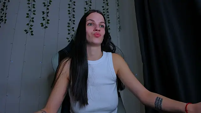 Snapshot of KarlaSim chatting on October 2025 08:43:01 PM KarlaSim online show from October 2025 08:43:01 PM