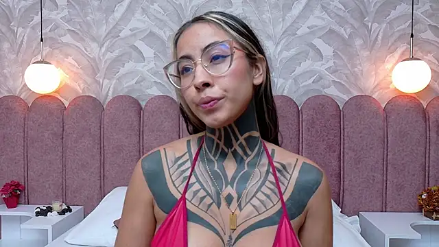 Snapshot of NicoleBlum chatting on February 2025 04:46:01 PM NicoleBlum online show from February 2025 04:46:01 PM