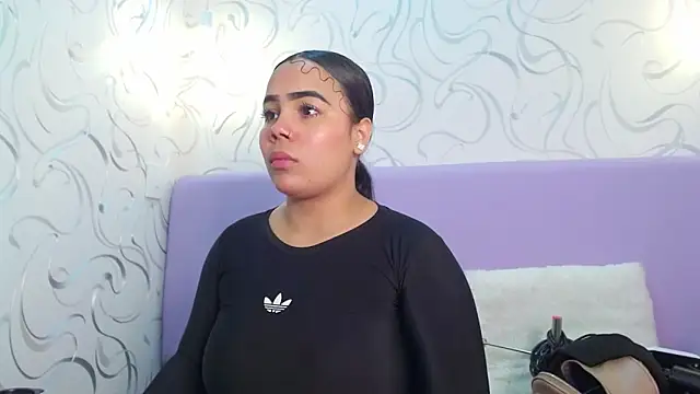 Snapshot of EmilyQueen3x chatting on October 2025 01:32:01 PM EmilyQueen3x online show from October 2025 01:32:01 PM