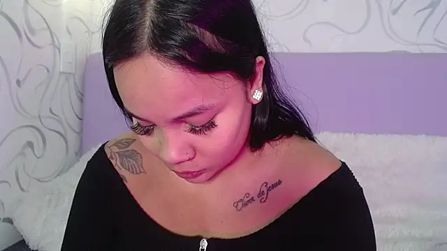 Snapshot of EmilyQueen3x chatting on November 2025 02:39:02 PM EmilyQueen3x online show from November 2025 02:39:02 PM