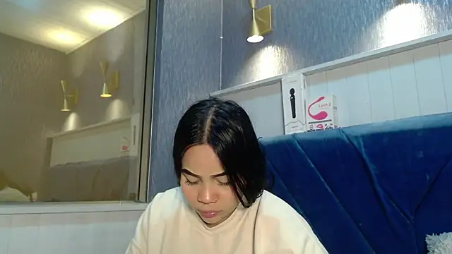 Snapshot of EmilyQueen3x chatting on December 2025 12:03:02 PM EmilyQueen3x online show from December 2025 12:03:02 PM