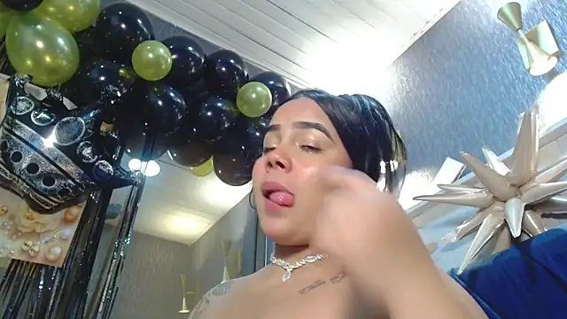 Snapshot of EmilyQueen3x chatting on December 2025 07:53:02 PM EmilyQueen3x online show from December 2025 07:53:02 PM