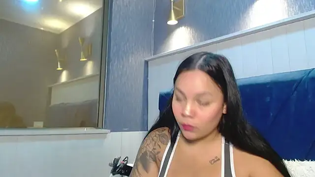 Snapshot of EmilyQueen3x chatting on February 2026 02:21:02 PM EmilyQueen3x online show from February 2026 02:21:02 PM