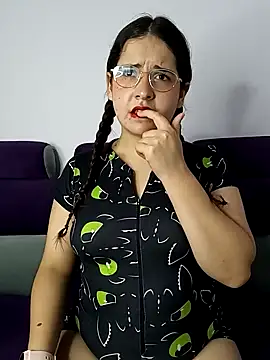 Snapshot of MiaLaurenzz chatting on October 2025 02:40:02 AM MiaLaurenzz online show from October 2025 02:40:02 AM