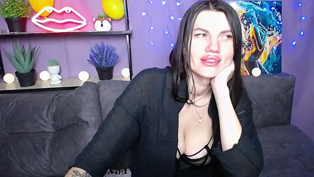 Snapshot of MilaLoona chatting on January 2025 04:15:01 PM MilaLoona online show from January 2025 04:15:01 PM