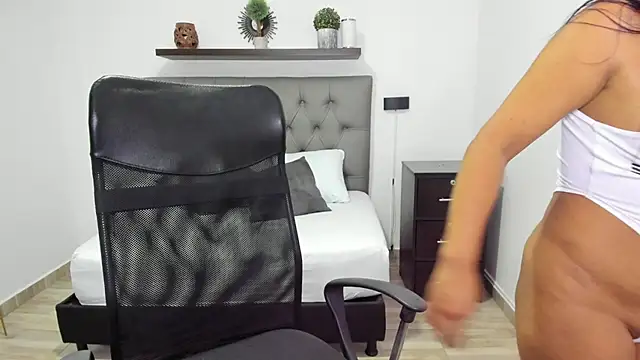 isabella florez online show from December 2024 03:15:01 PM