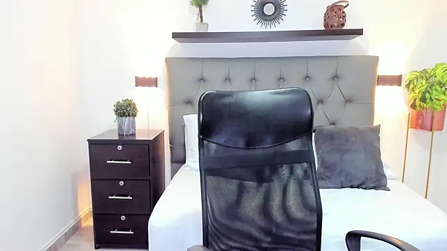 isabella florez online show from February 2025 06:13:02 PM