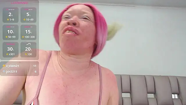 Kittywhiteass online show from November 2025 02:24:02 PM