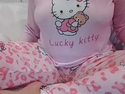 Snapshot of RealLittleRedRidingHood chatting on October 2025 09:04:01 PM RealLittleRedRidingHood online show from October 2025 09:04:01 PM