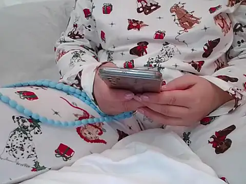 Snapshot of RealLittleRedRidingHood chatting on November 2025 05:59:01 PM RealLittleRedRidingHood online show from November 2025 05:59:01 PM