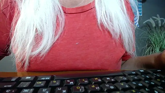 Snapshot of BlondyLeeBest chatting on October 2025 07:01:02 PM BlondyLeeBest online show from October 2025 07:01:02 PM