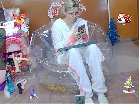 Skinygirl online show from December 2025 05:18:02 PM