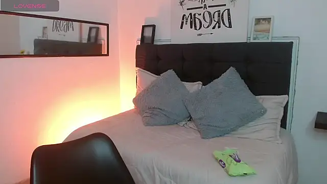 vaness weet online show from October 2025 07:13:01 PM