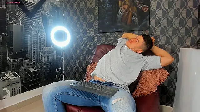 Snapshot of Leonsmoron chatting on November 2025 06:12:01 PM Leonsmoron online show from November 2025 06:12:01 PM