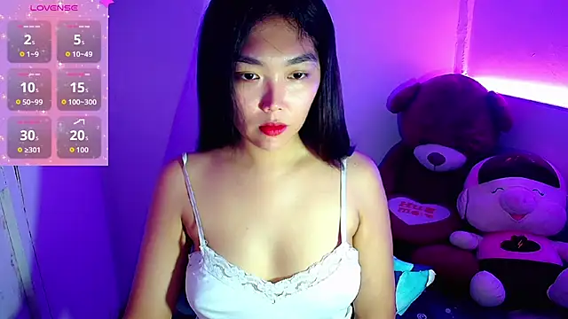 TR4NSCUTI3 online show from October 2025 07:32:01 PM