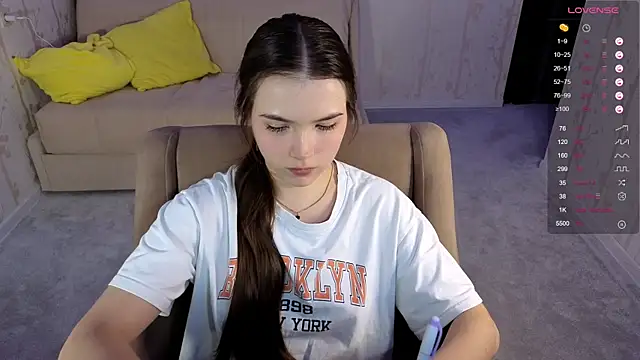 Eva Davie online show from November 2025 02:48:02 PM