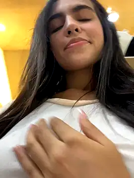 Snapshot of DaphneUwu chatting on October 2025 01:26:02 AM DaphneUwu online show from October 2025 01:26:02 AM