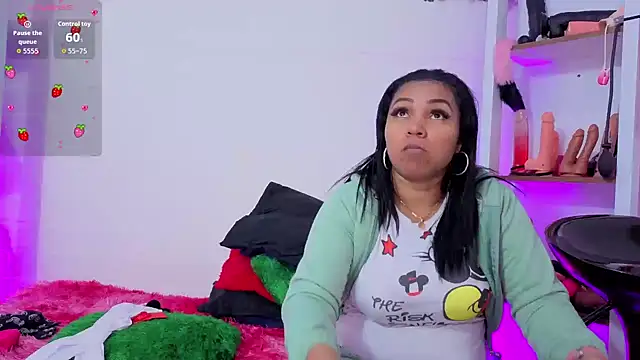 Snapshot of louise_nails chatting on April 2026 12:51:02 PM louise nails online show from April 2026 12:51:02 PM