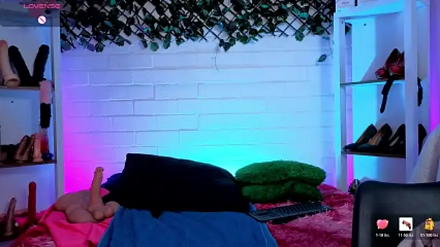 Snapshot of louise_nails chatting on May 2026 03:53:02 PM louise nails online show from May 2026 03:53:02 PM
