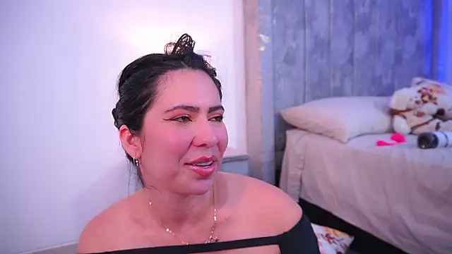 lara giraldo online show from February 2025 07:12:02 AM