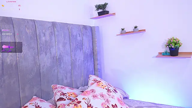 lara giraldo online show from September 2025 12:51:01 PM