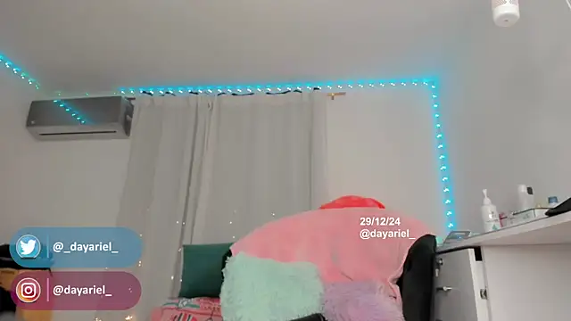 Snapshot of Yellowranger1 chatting on December 2024 06:09:02 AM Yellowranger1 online show from December 2024 06:09:02 AM