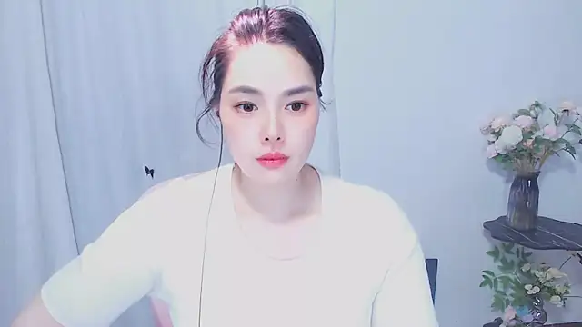 Snapshot of SHY-_-girl chatting on May 2026 05:25:01 AM SHY- -girl online show from May 2026 05:25:01 AM