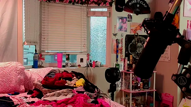 Snapshot of MissRomero chatting on September 2025 01:30:01 AM MissRomero online show from September 2025 01:30:01 AM