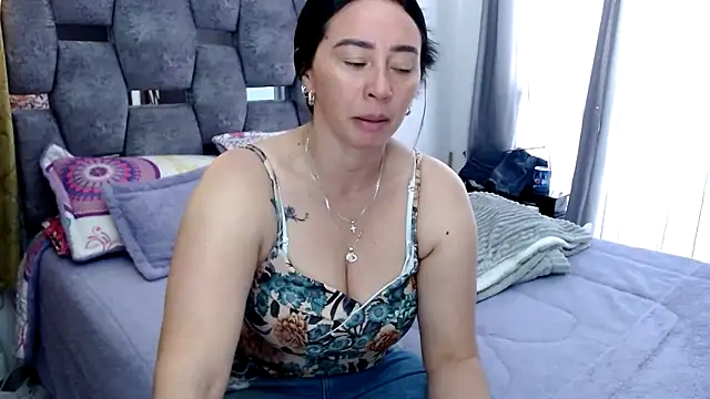 sara hott 1 online show from October 2025 01:40:02 PM