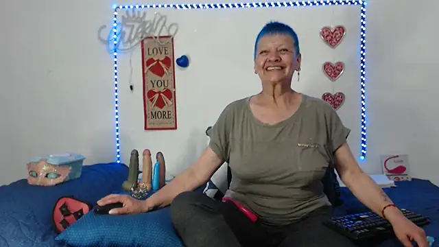 Snapshot of loquitaqueen011 chatting on March 2025 08:57:01 PM loquitaqueen011 online show from March 2025 08:57:01 PM