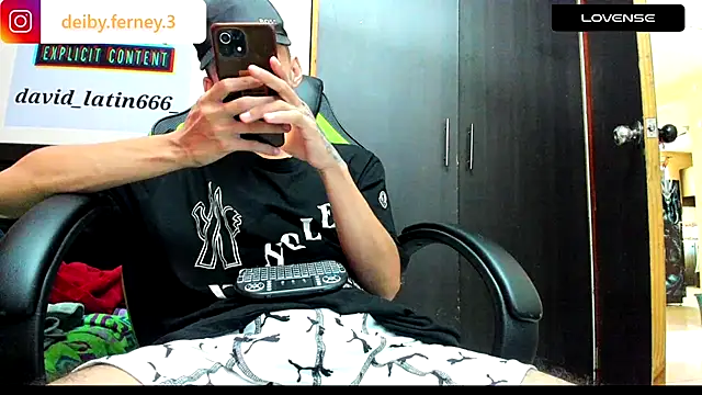 Snapshot of davidlatin66 chatting on December 2024 06:37:02 PM davidlatin66 online show from December 2024 06:37:02 PM