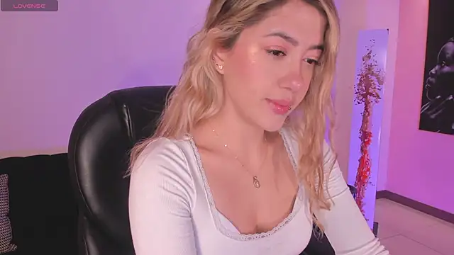 EveBensonX online show from December 2025 11:30:02 AM