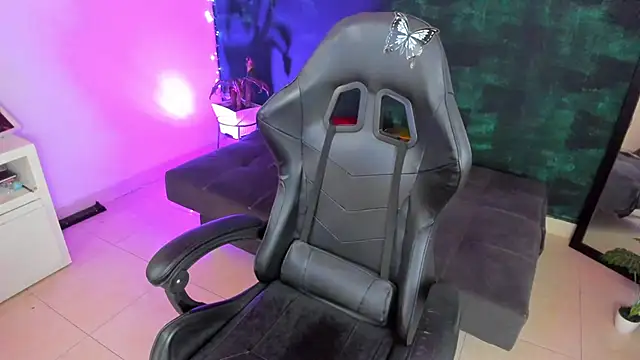 Snapshot of BellaFlaming chatting on January 2025 02:22:01 PM BellaFlaming online show from January 2025 02:22:01 PM