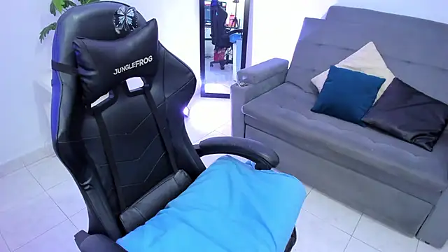 Snapshot of BellaFlaming chatting on February 2025 01:51:02 PM BellaFlaming online show from February 2025 01:51:02 PM