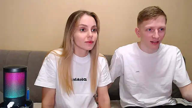 juliaanddima online show from March 2026 11:00:01 PM