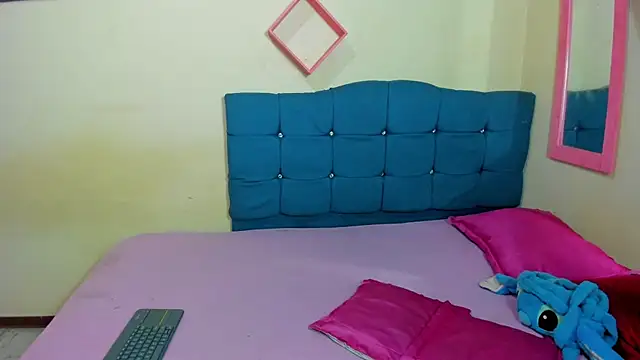 Snapshot of sweet1Girl chatting on October 2025 12:06:01 PM sweet1Girl online show from October 2025 12:06:01 PM