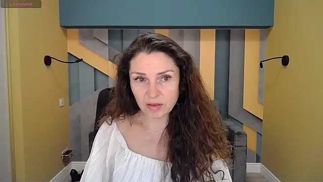 Snapshot of EllaLong chatting on December 2024 12:33:01 PM EllaLong online show from December 2024 12:33:01 PM