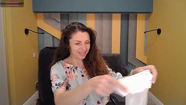 Snapshot of EllaLong chatting on January 2025 12:35:01 PM EllaLong online show from January 2025 12:35:01 PM