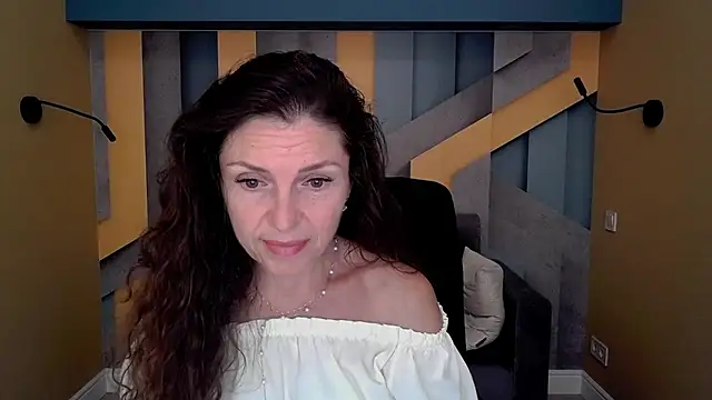 Snapshot of EllaLong chatting on September 2025 11:21:01 AM EllaLong online show from September 2025 11:21:01 AM