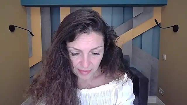 Snapshot of EllaLong chatting on September 2025 11:32:01 AM EllaLong online show from September 2025 11:32:01 AM