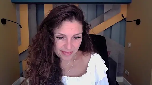 Snapshot of EllaLong chatting on September 2025 11:32:01 AM EllaLong online show from September 2025 11:32:01 AM