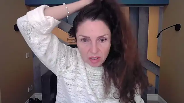 Snapshot of EllaLong chatting on October 2025 11:41:02 AM EllaLong online show from October 2025 11:41:02 AM