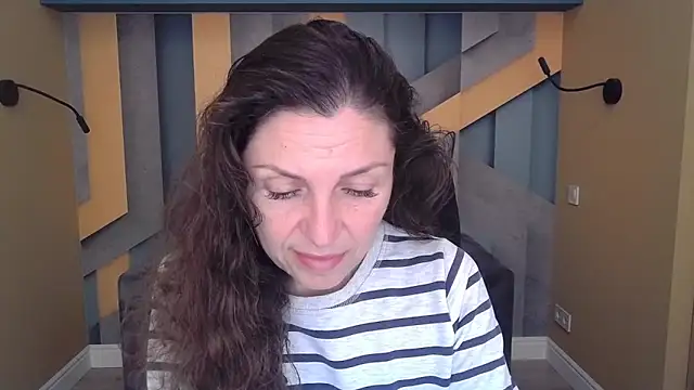 Snapshot of EllaLong chatting on November 2025 12:27:02 PM EllaLong online show from November 2025 12:27:02 PM